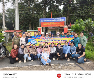 Lực lượng tham gia ra quân phòng, chống sốt xuất huyết tại khu phố 6.