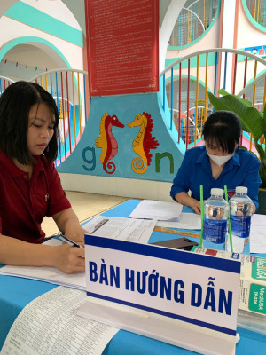 (Đoàn viên Chi đoàn khu phố 3 hỗ trợ tại bàn hướng dẫn)