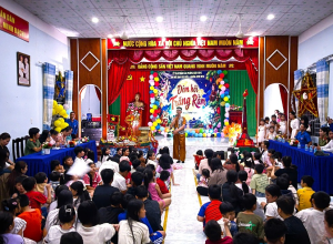 Công an phường Minh Hưng lan tỏa yêu thương trong  “Đêm hội trăng rằm”