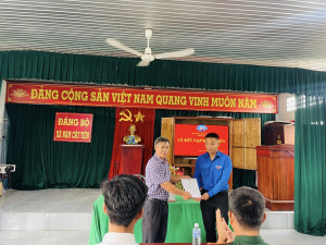 CHI BỘ ẤP 1 TỔ CHỨC LỄ KẾT NẠP ĐẢNG VIÊN NĂM 2026