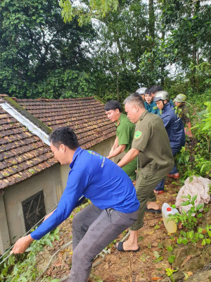 Ban chỉ đạo phòng chống lụt bão và cứu hộ cứu nạn xã Nam Cát Tiên giúp bà con nhân dân khắc phục hậu quả do bão gây ra