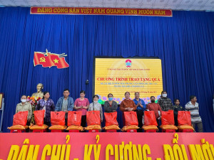 TRAO TẶNG 100 PHẦN QUÀ CHO HỘ CẬN NGHÈO, HỘ KHÓ KHĂN TRÊN ĐỊA BÀN XÃ NAM CÁT TIÊN