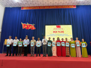 CÔNG BỐ QUYẾT ĐỊNH THÀNH LẬP CHI, ĐẢNG BỘ CƠ SỞ CÁC TRƯỜNG HỌC VÀ TRẠM Y TẾ TRÊN ĐỊA BÀN