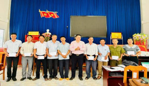 KHEN THƯỞNG CÁC TẬP THỂ, CÁ NHÂN CÓ THÀNH TÍCH ĐÓNG GÓP TRONG THỰC HIỆN TÍN DỤNG CHÍNH SÁCH XÃ HỘI NĂM 2025 TẠI XÃ NAM CÁT TIÊN