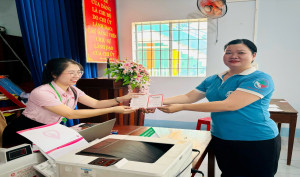 Hình ảnh Hội Phụ nữ xã gửi tiết kiệm