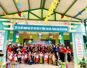 ĐOÀN NGÂN HÀNG HONG LEONG VIỆT NAM TẠI THÀNH PHỐ HỒ CHÍ MINH ĐẾN THĂM VÀ TRAO QUÀ CHO HỌC SINH CÓ HOÀN CẢNH KHÓ KHĂN TRƯỜNG MẦM NON PHÚ AN XÃ NAM CÁT TIÊN