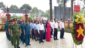 Đảng ủy, HĐND, UBND, UBMTTQVN xã Nghĩa Trung dâng hoa, thắp hương tưởng niệm các anh hùng liệt sĩ