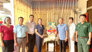 Lãnh đạo xã Nghĩa Trung thăm hỏi, tặng quà tri ân các...