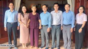 Đồng chí Hà Anh Dũng - Ủy viên Ban Thường vụ Tỉnh ủy, Phó Chủ tịch Thường trực Ủy ban MTTQ Việt Nam tỉnh thăm, tặng quà Đảng viên 50 năm tuổi Đảng