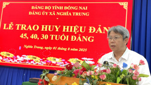 Đảng ủy xã Nghĩa Trung tổ chức Lễ trao Huy hiệu 45, 40, 30 năm tuổi Đảng