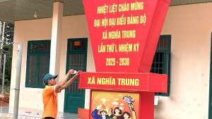 Cán bộ xã Nghĩa Trung tập trung trang trí, chuẩn bị cho Đại hội Đảng bộ xã