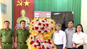 Lãnh đạo xã Nghĩa Trung thăm, tặng hoa chúc mừng lực lượng Công an