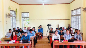 Bí thư Đảng uỷ, Chủ tịch Hội đồng nhân dân xã Võ Thị Anh Đào tiếp xúc cử tri thôn 14