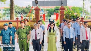 Lãnh đạo Đảng ủy, HĐND, UBND, Ủy ban MTTQ Việt Nam xã Nghĩa Trung dâng hương, dâng hoa tri ân các anh hùng, liệt sĩ