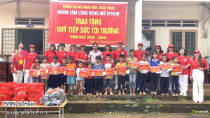 150 học sinh Trường Tiểu học và THCS Nghĩa Bình được tặng quà và bảo hiểm y tế trước thềm năm học mới