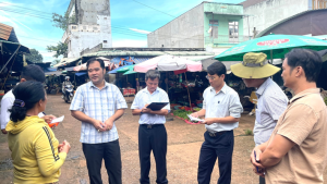 Phó Chủ tịch UBND xã Phan Minh Lâm kiểm tra, khảo sát thực trạng hoạt động chợ Đức Liễu