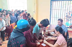 Người dân xã Nghĩa Trung phấn khởi khi được nhận quà nhân dịp Quốc khánh 2/9