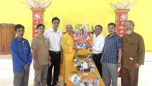 Chủ tịch UBND xã Nguyễn Văn Lưu thăm, tặng quà các cơ sở Phật giáo nhân dịp lễ Vu Lan