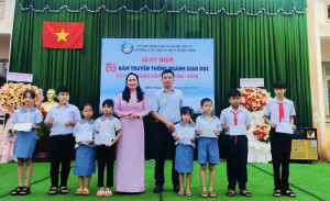 Nhiều phần quà ý nghĩa được trao tặng cho học sinh trong ngày khai giảng năm học mới
