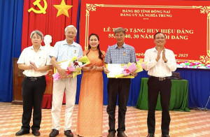 Đảng ủy xã Nghĩa Trung tổ chức lễ trao Huy hiệu Đảng