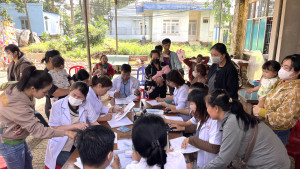 Trạm Y tế xã Nghĩa Trung tổ chức tiêm chủng cho trẻ em từ 0 đến 5 tuổi