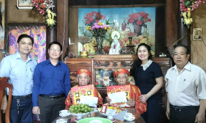 Lãnh đạo xã Nghĩa Trung thăm, chúc thọ Người cao tuổi