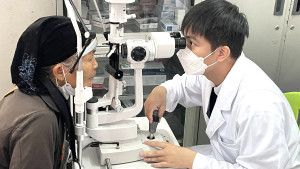 150 người cao tuổi được khám mắt và khám sức khỏe định kỳ