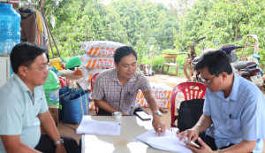 Phó Chủ tịch UBND xã làm việc với Ban quản lý thôn về công tác vận động Nhân dân mua bảo hiểm y tế