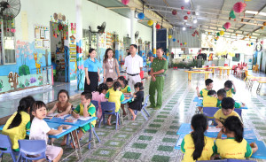 Phó Chủ tịch UBND xã Nghĩa Trung thăm các cơ sở giáo dục tư nhân trên địa bàn xã