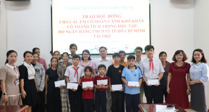 Xã Nghĩa Trung trao học bổng cho học sinh vượt khó học giỏi