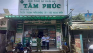 Phó chủ tịch UBND xã Nghĩa Trung kiểm tra hoạt động tại các cơ sở y tế tư nhân trên địa bàn.