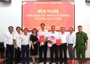 DAI BIEU TRAO QUYET DINH VA TANG HOA CHUC MUNG