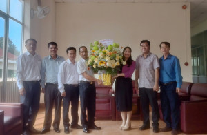 Lãnh đạo xã Nghĩa Trung thăm, tặng quà các doanh nghiệp nhân Ngày Doanh nhân Việt Nam