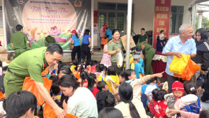 Ban quản lý thôn Bình Trung phối hợp với Chi đoàn Công an xã Nghĩa Trung tổ chức chương trình vui Tết Trung thu