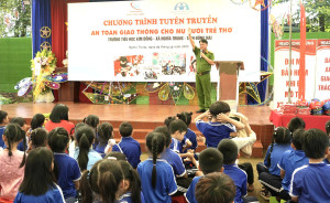Công an xã Nghĩa Trung phối hợp tuyên truyền pháp luật cho học sinh