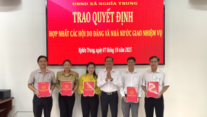 Xã Nghĩa Trung tổ chức lễ trao Quyết định hợp nhất các hội do Đảng và Nhà nước giao nhiệm vụ