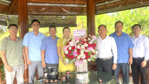 Chủ tịch UBND xã Nguyễn Văn Lưu đi thăm, chúc mừng các doanh nghiệp