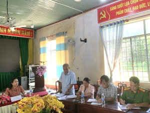 Bí thư Đảng ủy xã Nghĩa Trung làm việc với Chi bộ và Ban quản lý thôn Bình Trung