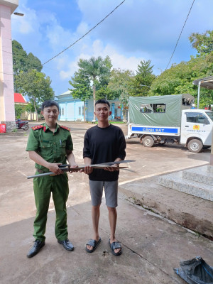 Toàn dân tích cực tham gia thực hiện cuộc vận động giao nộp vũ khí, vật liệu nổ, công cụ hỗ trợ, pháo và tố giác tội phạm, các hành vi vi phạm pháp luật