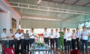 Lãnh đạo tỉnh, xã thăm, chúc mừng Lễ Giáng sinh năm 2025