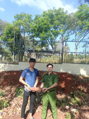 Tuyên truyền vận động toàn dân giao nộp và đấu tranh với tội phạm vi phạm pháp luật về quản lý, sử dụng vũ khí, vật liệu nổ, công cụ hỗ trợ và pháo trên địa bàn xã.