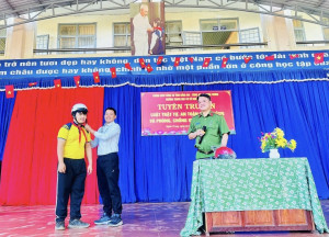 Công an xã Nghĩa Trung tổ chức tuyên truyền, phổ biến pháp luật về trật tự, an toàn giao thông đường bộ và phòng, chống vi phạm liên quan đến pháo nổ