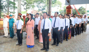 Xã Nghĩa Trung viếng Đài tưởng niệm các anh hùng liệt sĩ nhân kỷ niệm Ngày thành lập Đảng