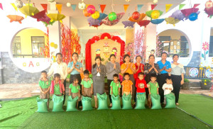 Lan tỏa yêu thương từ chi bộ Trường mầm non Tuổi Hồng: Trao 15 phần quà cho trẻ em có hoàn cảnh khó khăn.