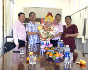 Lãnh đạo xã Nghĩa Trung thăm, tặng quà một số đơn vị ngành dọc có trụ sở đóng tại địa bàn xã Bù Đăng