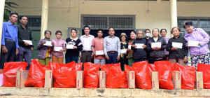 a Vĩnh tặng quà th15