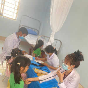 Đảm bảo sức khỏe cho trẻ: 147 học sinh Mầm non Tuổi Hồng được kiểm tra định kỳ.