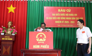 Đông đảo Cử tri xã Nghĩa Trung tham gia “Ngày hội toàn dân đi bầu cử”