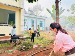 Trường Mẫu giáo Sao Mai đồng loạt ra quân dọn dẹp vệ sinh chào mừng sự kiện thành lập thành phố Đồng Nai.