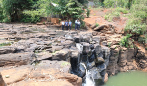 Đồng chí Dương Minh Dũng khảo sát các mô hình nông nghiệp xanh và điểm du lịch tại xã Nghĩa Trung